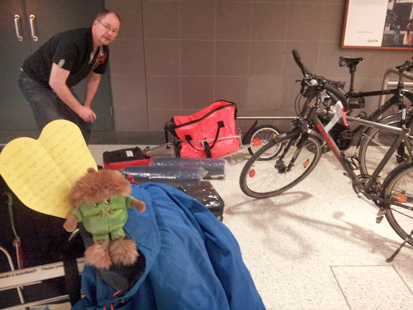 Räder bepacken am Flughafen